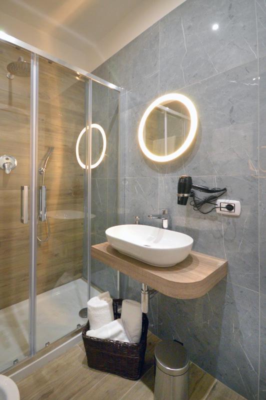 Deluxe Double Room image 4