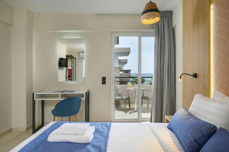 Deluxe Double Room with Sea View image 2