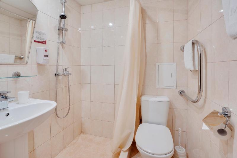 Standard Twin Room image 1