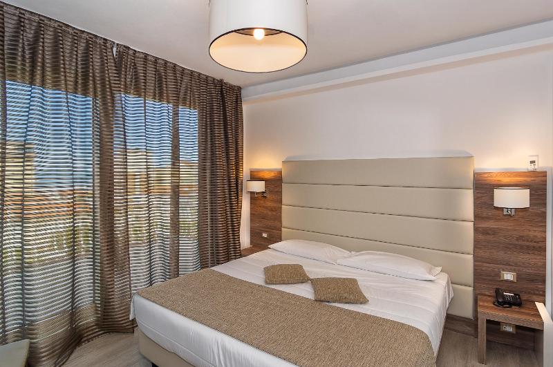 Quadruple Room with Beach Access image 3
