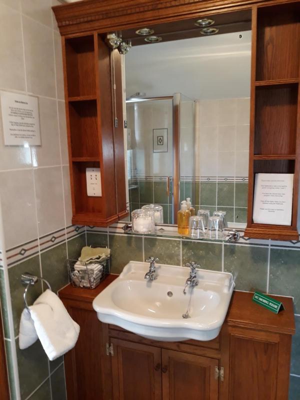 Single Room with Shared Shower and Toilet image 4