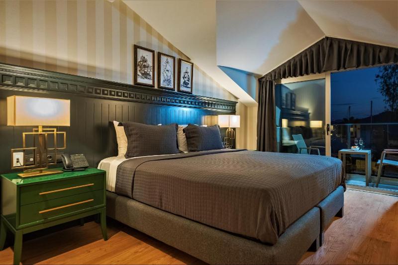 Deluxe Room with Sea and Marina View image 4