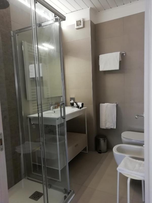 Superior Double Room with Lake View image 3