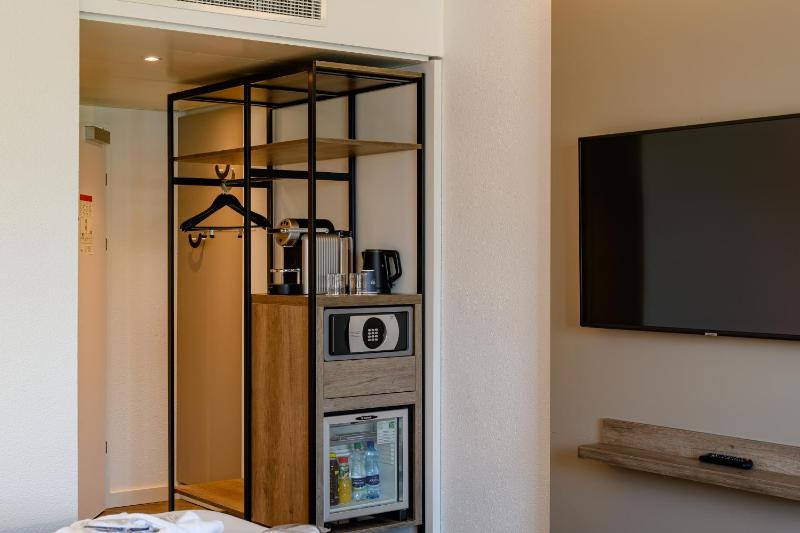 Executive Room with 1 Queen Bed and Sofa image 3
