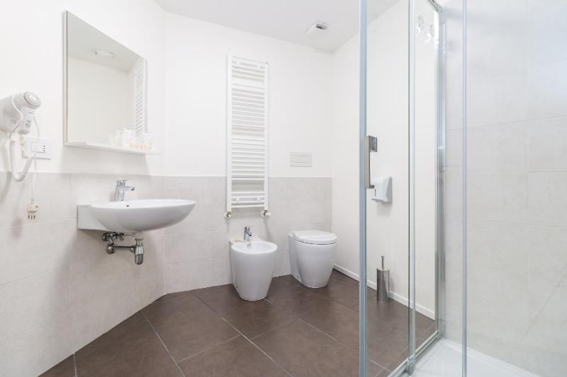Triple Room with Balcony image 4