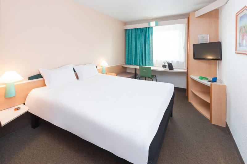 Double Room with new bedding image 2