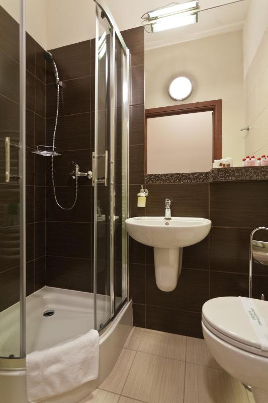Twin Room image 4