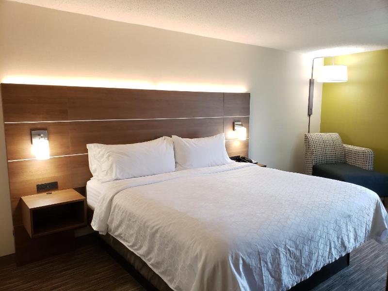 Standard King Room image 4