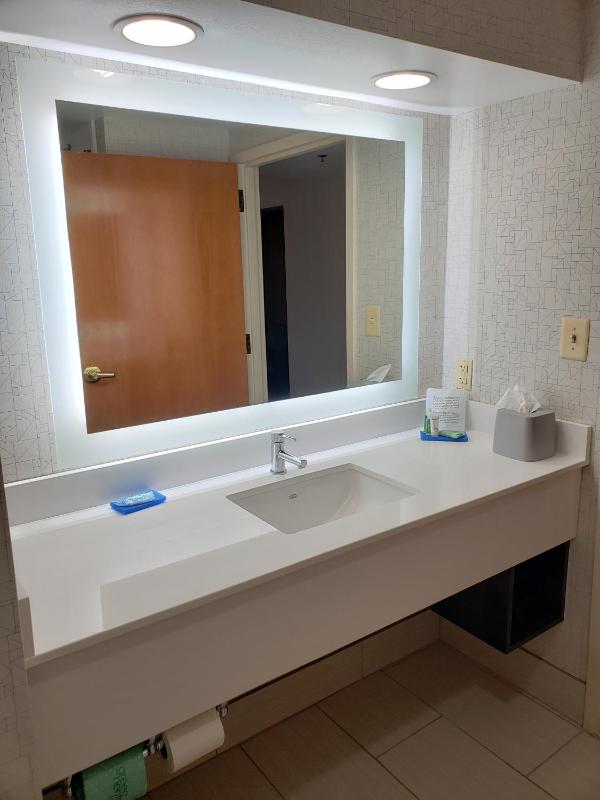 Standard King Room image 2