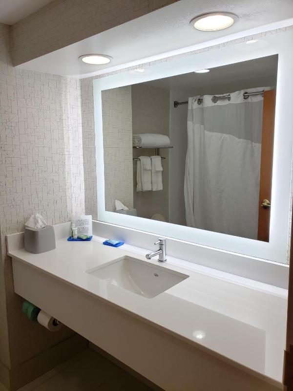 Standard King Room image 3