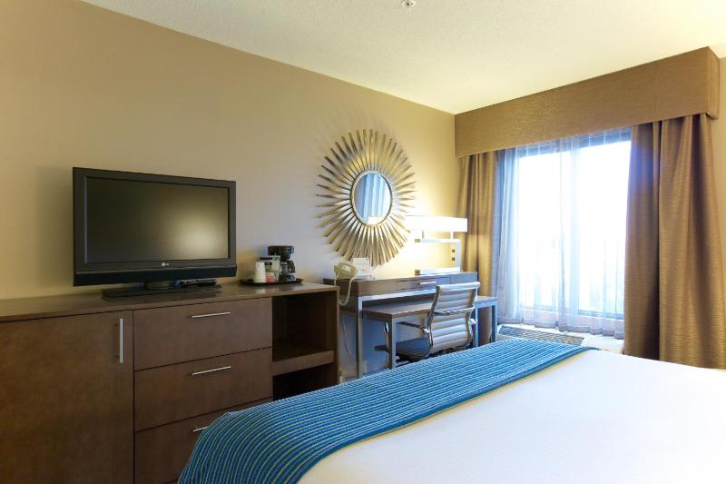 Standard Queen Room image 4