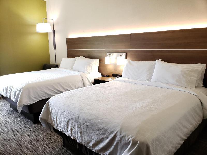 Standard Queen Room with Two Queen Beds image 1
