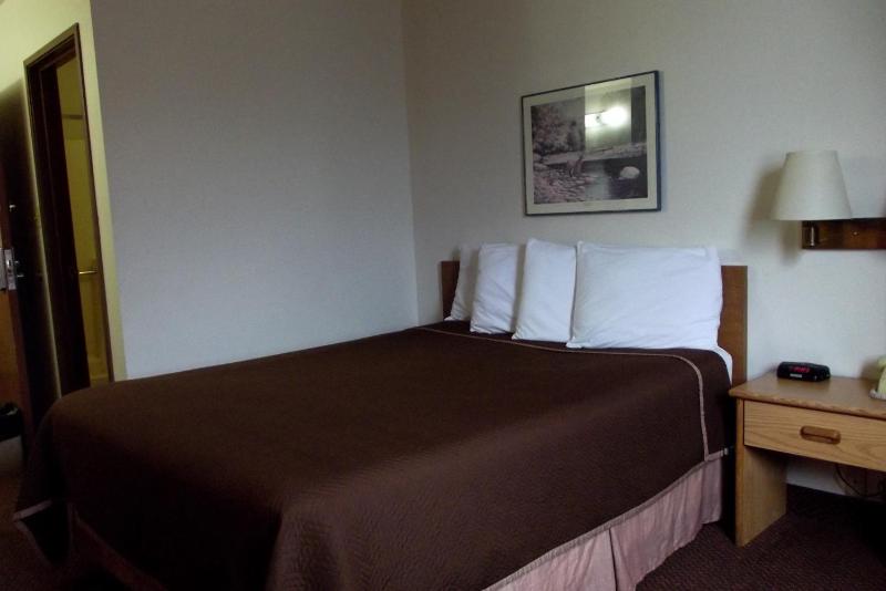 Queen Room - Non-Smoking image 3