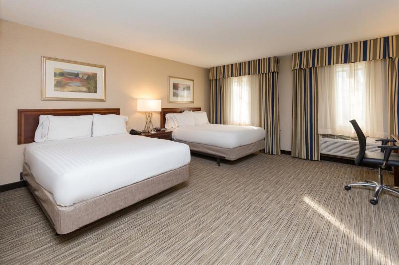 Queen Room with Two Queen Beds image 2