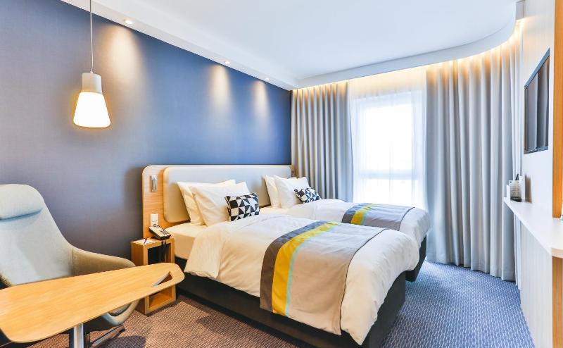 Twin Room - Non-Smoking image 3