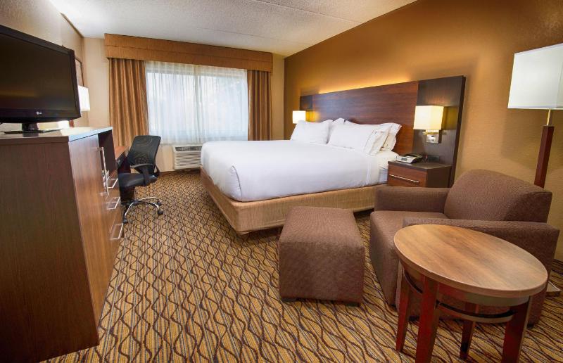 Standard King Room with Mobility Accessible Tub image 3