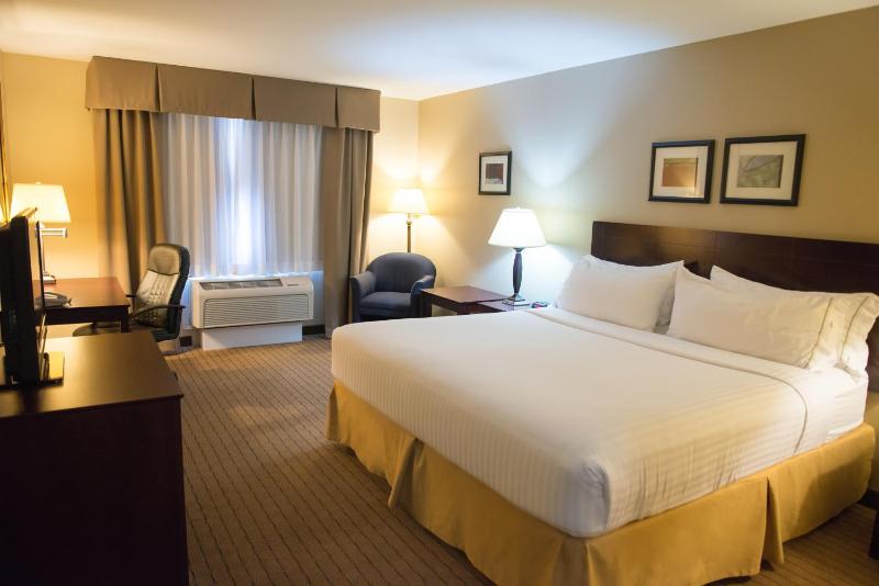 Standard King Room image 4