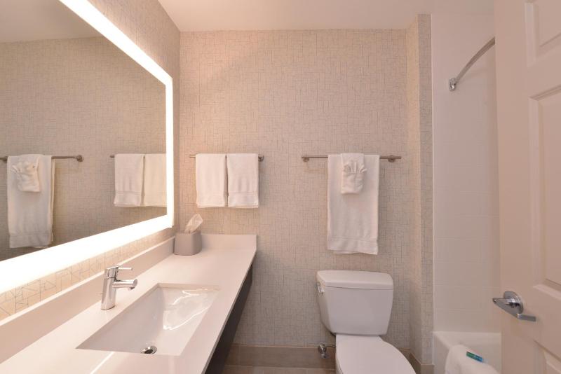 Standard Queen Room with Two Queen Beds image 1