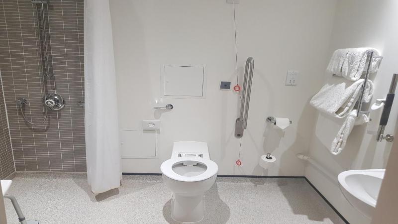 Standard Queen Room - Disability Access image 4