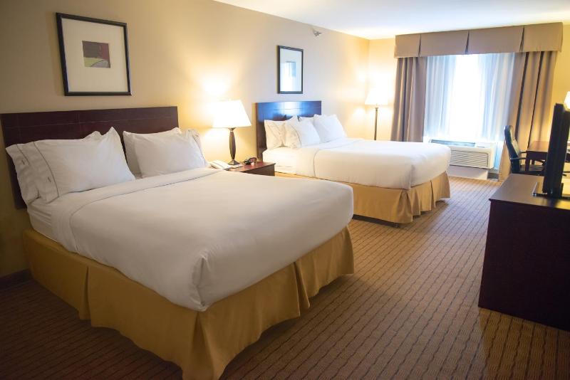 Standard Room with Two Queen Beds image 4