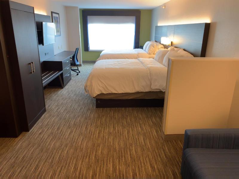 Suite with Two Queen Beds image 4