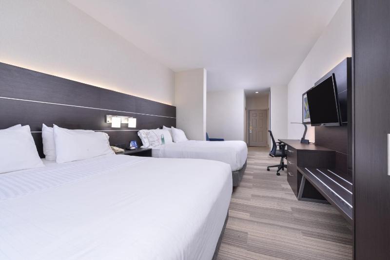 Room with Two Double Beds and Sofa Bed - Non-Smoking image 4