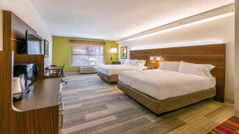 Queen Suite with Two Queen Beds image 3