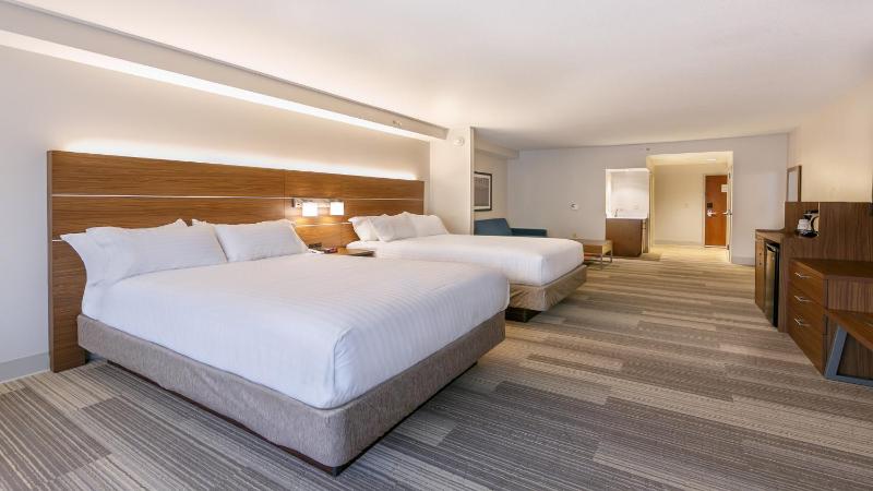 Queen Suite with Two Queen Beds image 2