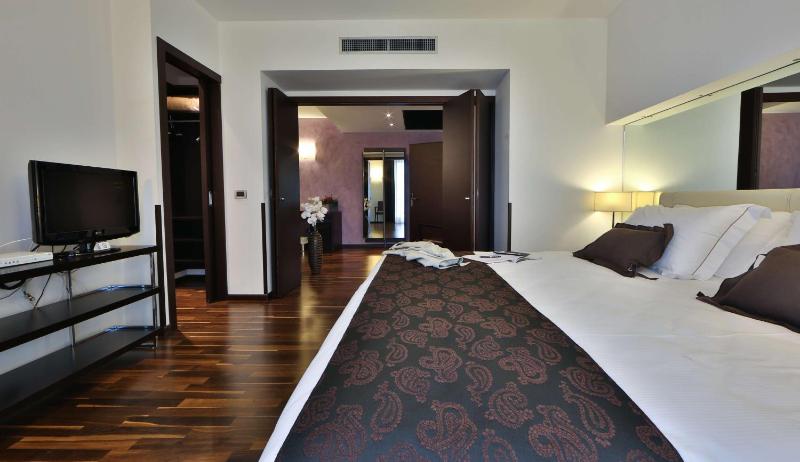 King Suite with Balcony image 1