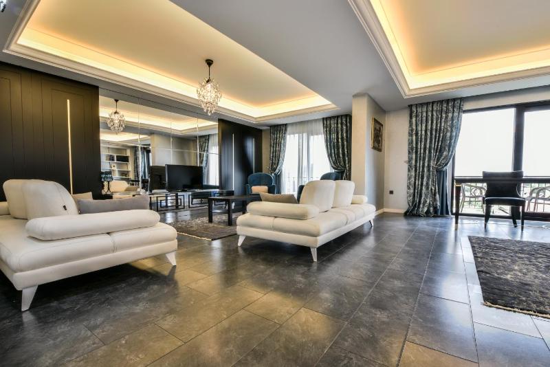 King Suite with Spa Bath image 3