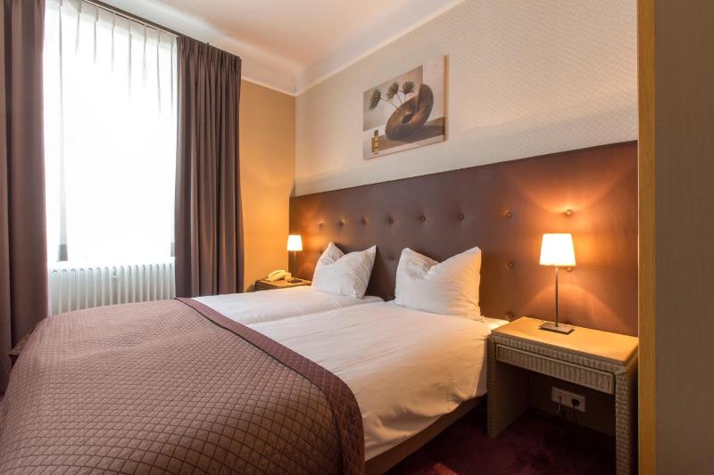 Twin Room image 2