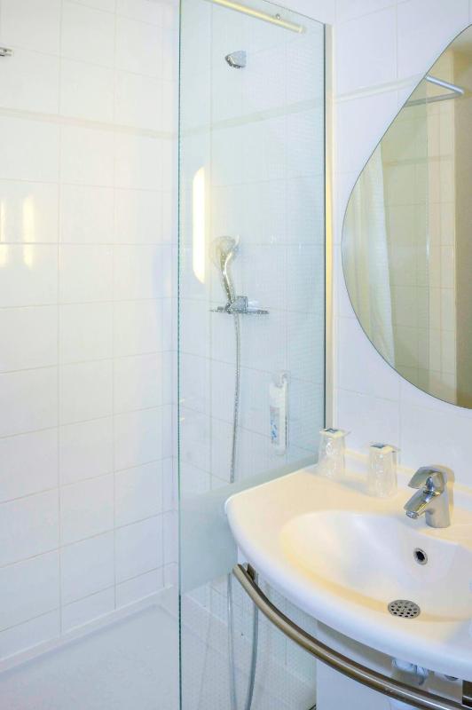 Twin Room image 4