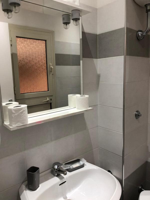 Double or Twin Room image 4