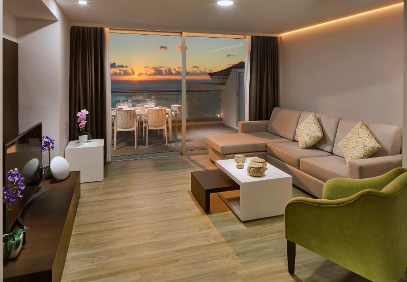 Luxury Two-Bedroom Apartment Sea View image 4