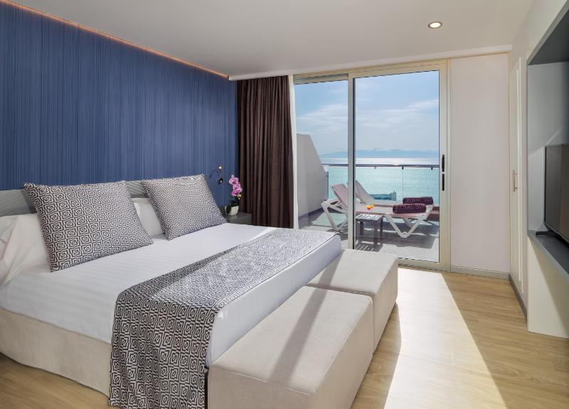Luxury Three-Bedroom Apartment with Whirlpool (6 Adults) and Sea View  image 3