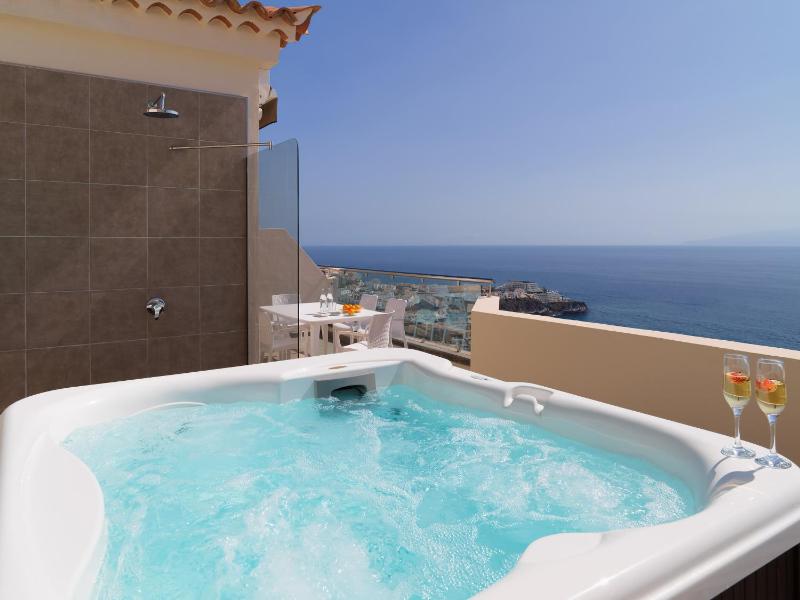 Luxury Three-Bedroom Apartment with Whirlpool (6 Adults) and Sea View  image 1