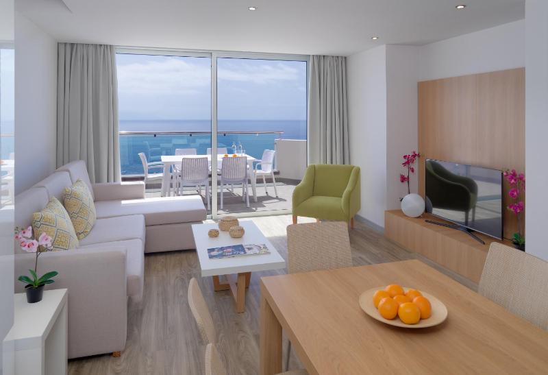 Luxury Three-Bedroom Apartment with Whirlpool (6 Adults) and Sea View  image 2
