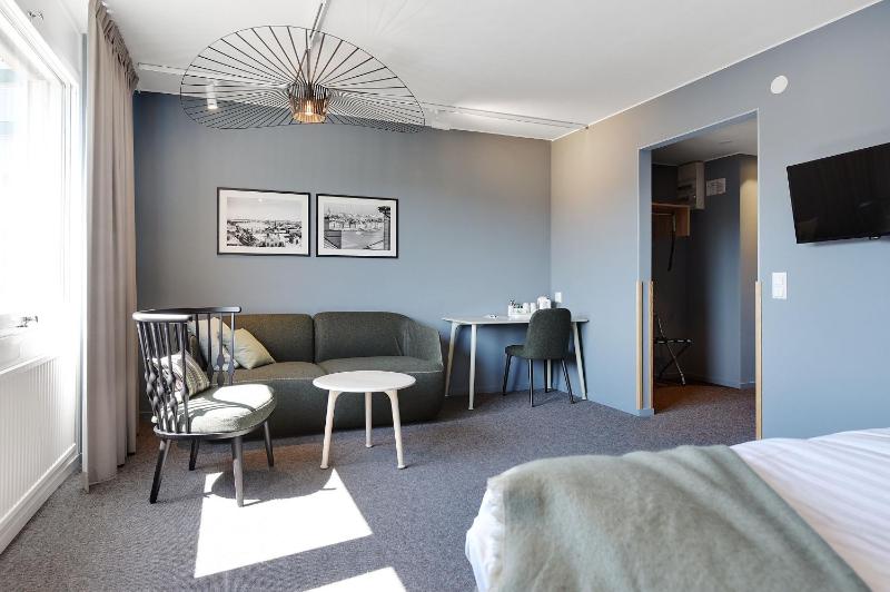 Superior Twin Room with City View image 4