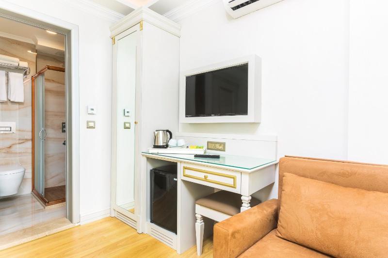 Standard Double or Twin Room image 4