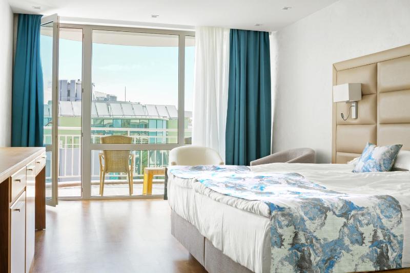 Twin Room with Balcony image 2