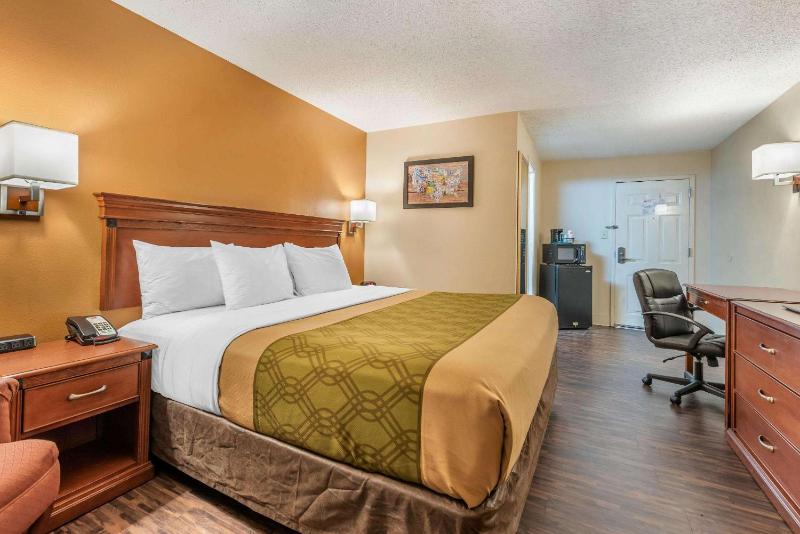 Econo Lodge Louisville Downtown - image 9
