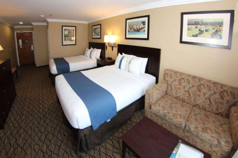 Standard Room, 2 Queen Beds with Sofa Bed, Non Smoking image 3