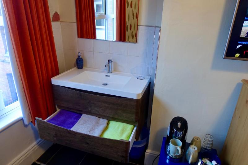 Triple Room with Shared Bathroom image 2
