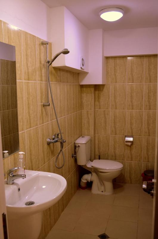 Single Room with Shared Bathroom image 2