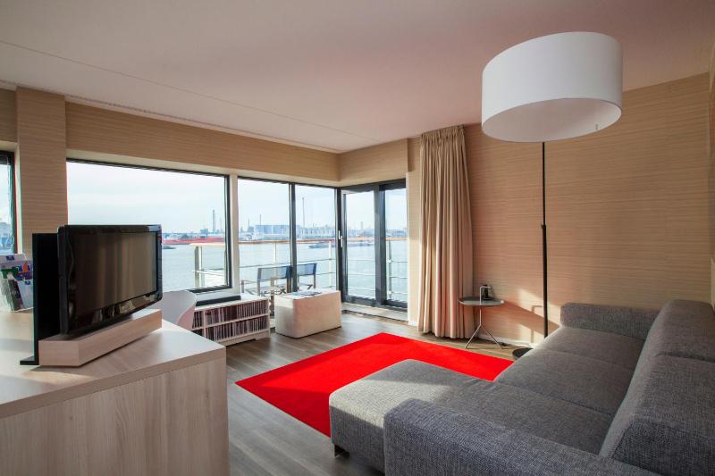 Deluxe Suite with Balcony image 2