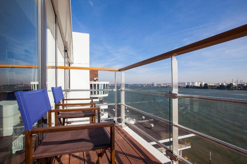 Deluxe Suite with Balcony image 1