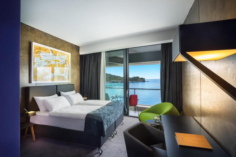 Superior Double or Twin Room with Sea View image 3