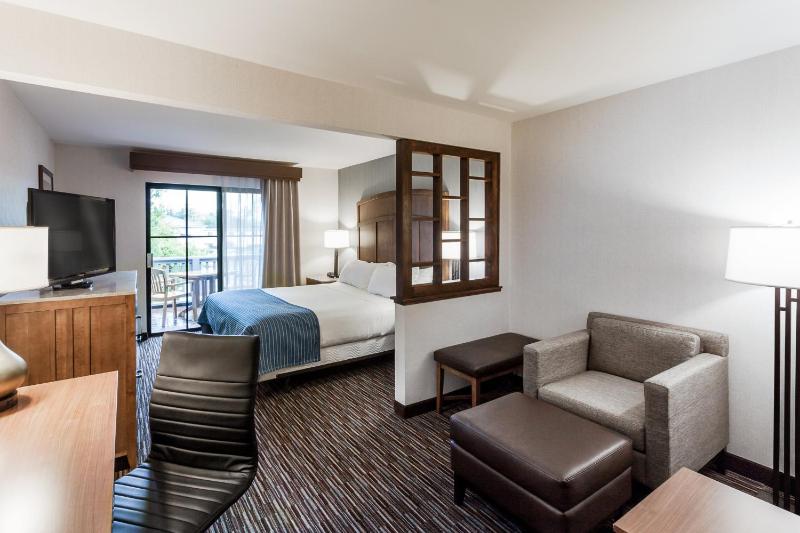 Standard King Room with Balcony image 1