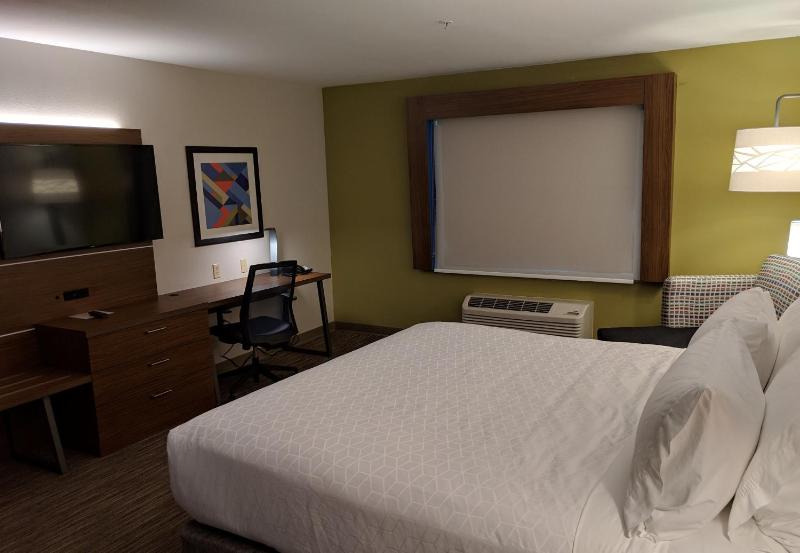 Standard King Room image 1