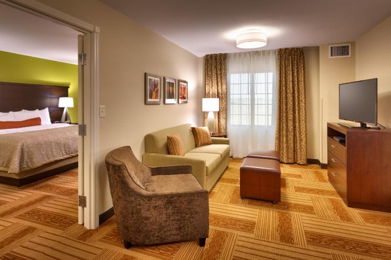 Two Bedroom Suite with One Queen Bed and Two Double Beds - Non-Smoking image 4